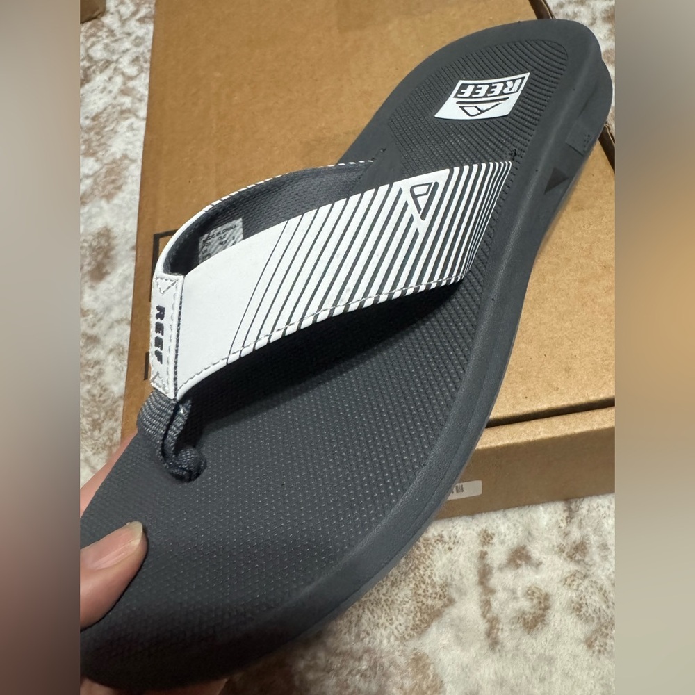 Reef Men’s Black Flip Flop with White Striped Strap